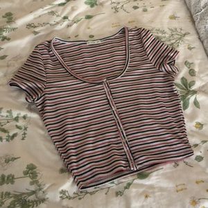 Cute cotton-on cropped T with buttons